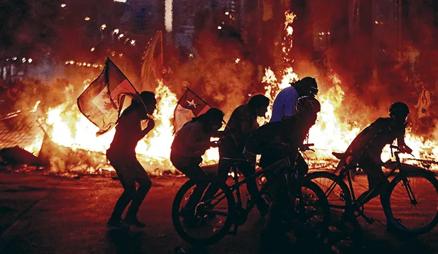 Vehemencia. Continúan los disturbios, saqueos e incendios en varias calles de la capital chilena. Los choques con la policía han dejado miles de heridos. (EFE)