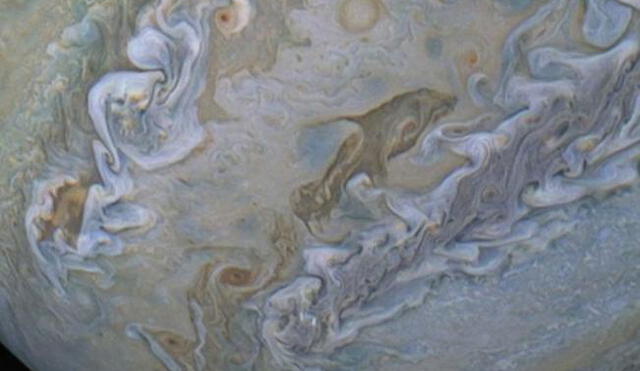 NASA: Capturan curiosa imagen de un 'delfín nadando' en la superficie de Júpiter