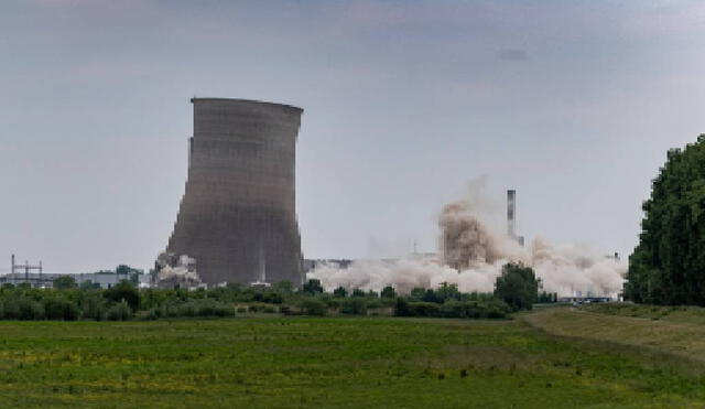 Así fue la secuencia de destrucción de ambos reactores. Foto: Reuters