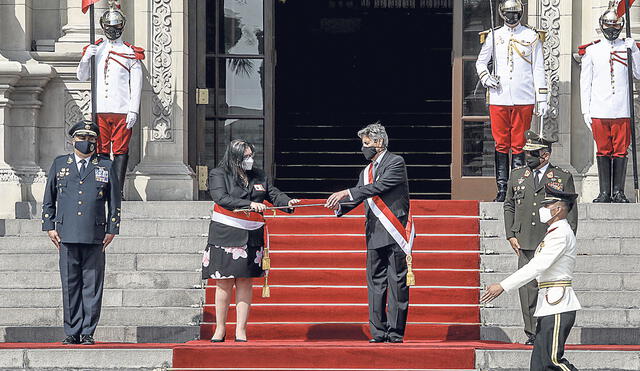 En palacio. Mandatario y ministra de Defensa, Nuria Esparch, entregan espada de honor. Foto: Aldair Mejía