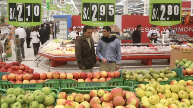 Los supermercados vienen estableciendo protocolos sanitarios durante la atención al público. (Foto: AS Perú)