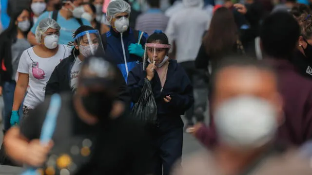 Una disposición gubernamental para frenar los casos de COVID-19 será la obligatoriedad de los protectores faciales. (Foto: Antonio Melgarejo / La República)