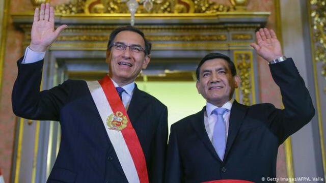 Martín Vizcarra tomó juramento a Carlos Morán como ministro del Interior el 19 de octubre de 2018. Foto: AFP.