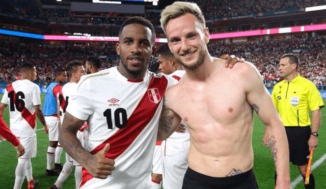 Jefferson Farfán e Ivan Rakitić fueron compañeros en el Schalke 04 de Alemania. (Foto: AFP)