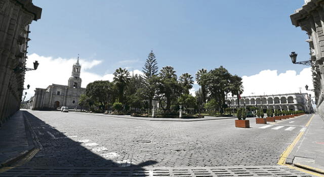 Desierta. Plaza de Armas de la ciudad de  Arequipa amaneció vacía ayer, Domingo de Ramos. Solo transitaron policías o militares.