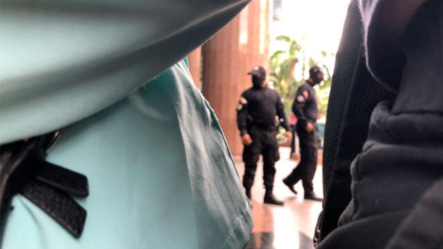 Encapuchados a las afuera de la oficina de Guaidó en Caracas. Foto: Twitter/ Punto_deCorte.