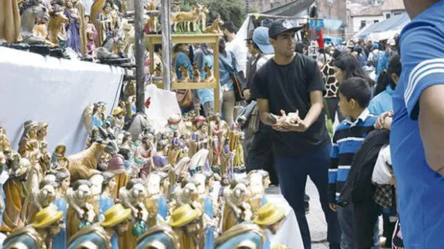 Feria tradicional se realiza cada 24 de Diciembre en la Plaza de Armas de Cusco.