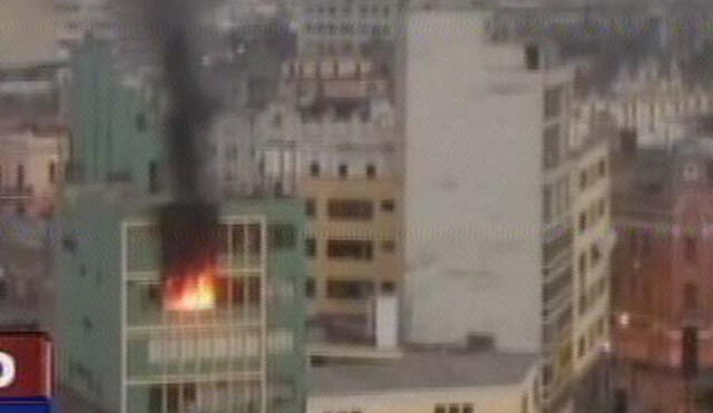 Incendio afectó quinto piso de un edificio de oficinas en el Centro de Lima