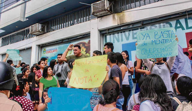 Alumnos de la UDCh protestan por deficiencias