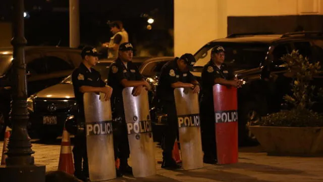 Se reporta el movimiento de policías en varias calles del Centro de Lima, especialmente en los jirones aledaños a Palacio de Gobierno. (Foto: Aldair Mejía)