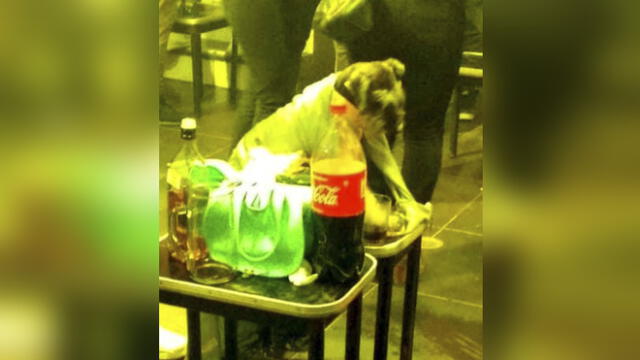 Facebook: Dueños ingresaron a su perro a discoteca y lo dejaron cuidando su mesa [FOTOS]