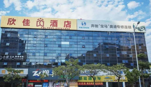 El Xinjia hotel fue construido en 2018 para viajeros de negocios y tiene al menos 80 habitaciones. Foto: Captura.