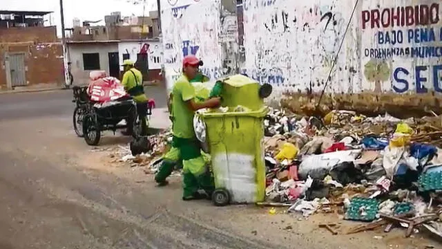 Captan a trabajadores del Segat arrojando basura en calles de Trujillo