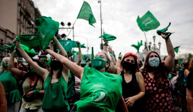 Los pañuelos verdes, símbolo del apoyo a la ley del aborto, aparecieron por primera vez en el Encuentro Nacional de Mujeres de Rosario, en 2003. Foto: EFE
