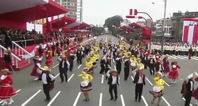 Carnaval de Arequipa presente en desfile por Fiestas Patrias.