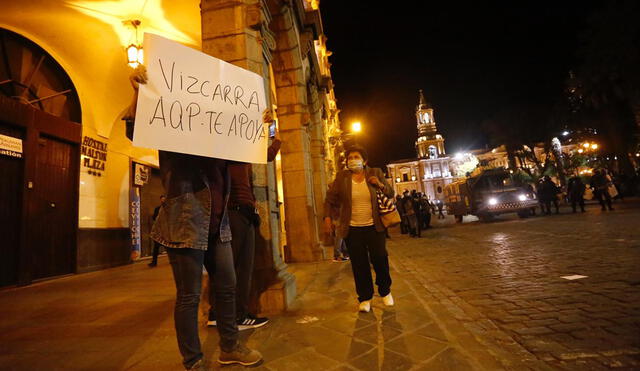 Algunos portaron carteles en la plaza de Armas. Foto: Oswald Charca
