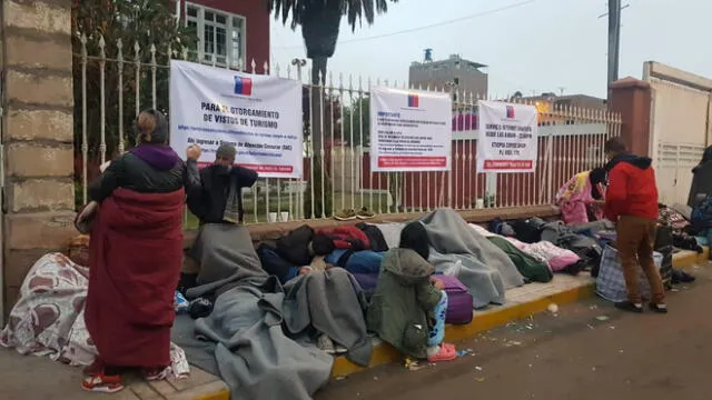 Venezolanos continúan durmiendo afuera del consulado chileno.