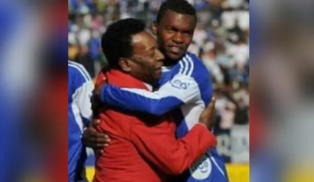 El "Rey Pelé" abraza a José Cuero cuando tenía 18 años y empezaba a brillar en el Millonarios de Colombia