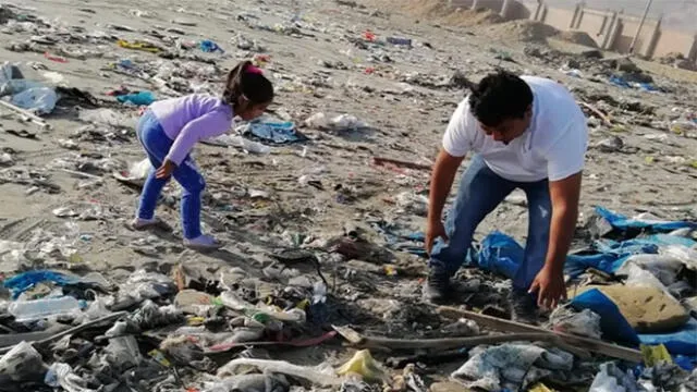 Callao: hombre e hija crean campaña para recoger desperdicios en playa [FOTOS]
