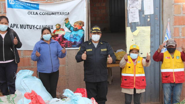 Agentes de la Policía Nacional en Cusco llevaron ayuda a olla común. Foto: PNP