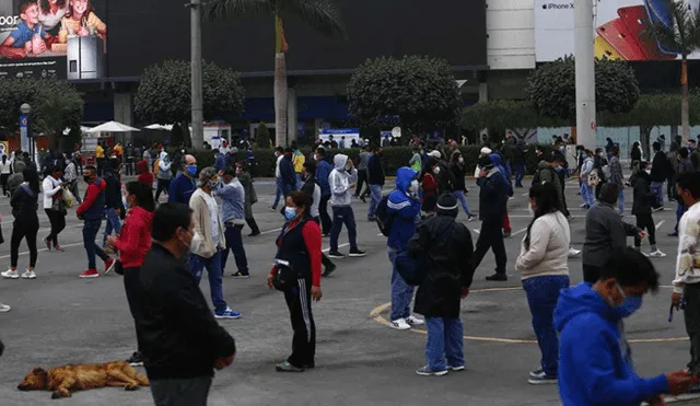 Puerta de ingreso a Plaza Norte registra largas colas de clientes. Foto: Flavio Matos / La República