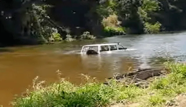 Hombre realiza tenaz maniobra para recuperar su auto que fue arrastrado por el río [VIDEO]
