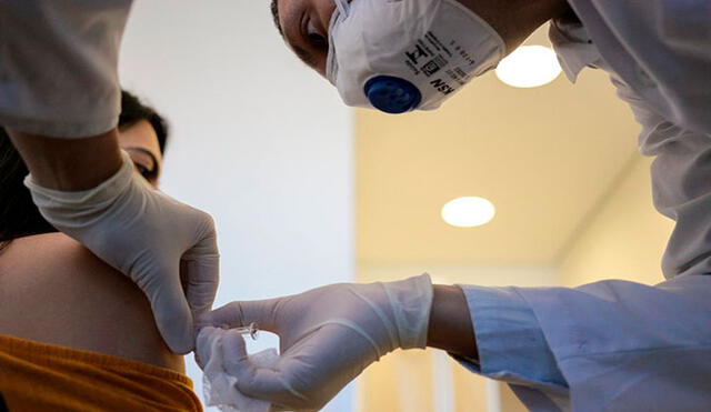 En Brasil ya prueban una de las vacunas más avanzadas contra la COVID-19, la de Sinovac Biotech (China). Foto: AFP