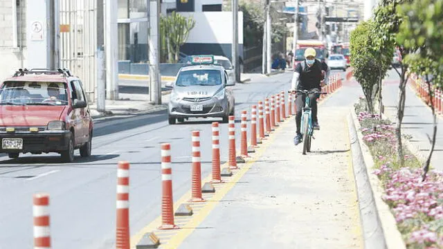 obligados. Desde ayer ciclistas pueden ser multados si infringen normas de tránsito.