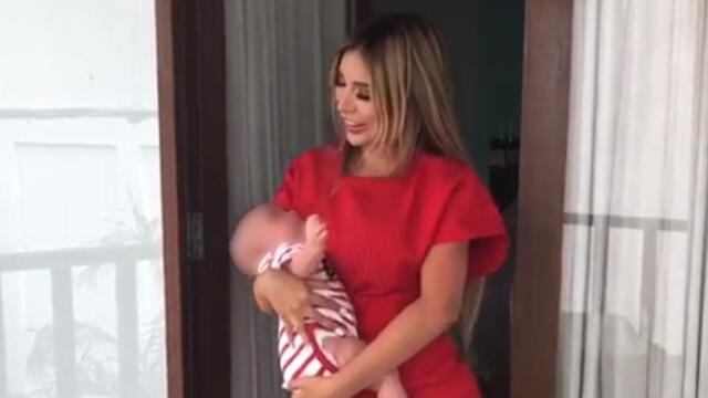 Paula Manzanal da de beber energizante a su bebé para promocionar marca