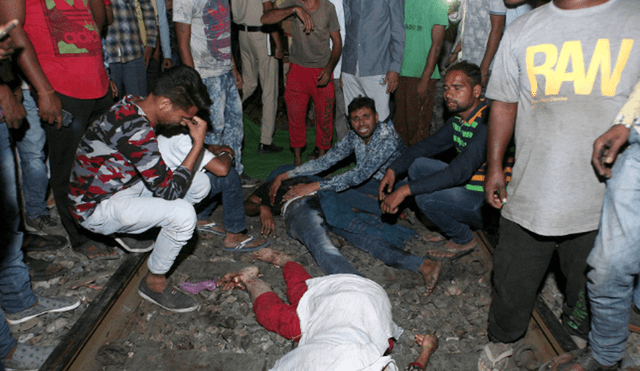 Pánico en la India: más de 50 muertos por tren que arrolló multitud [VIDEO]