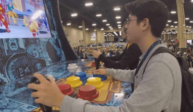 Inmensa cola se formó en EVO 2019 para probar la máquina arcade más grande del mundo. Algunos necesitarían ambas manos para controlar la palanca.