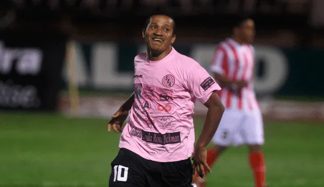 Kukín Flores defendió las camisetas de Sport Boys, Alianza Lima, Universitario, CNI, Sport Áncash, entre otros equipos del fútbol peruano.