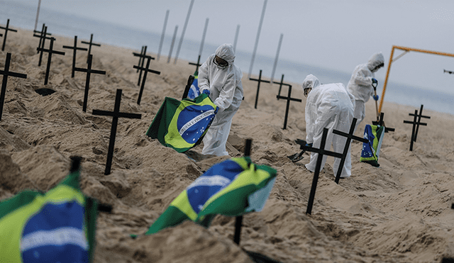Los activistas colocaron cruces y banderas de Brasil. | Foto: Antonio Lacerd / EFE