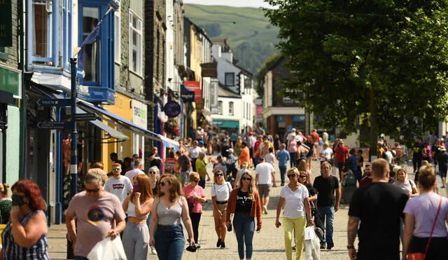 Ciudadanos caminan por las calles de Keswick en el Lake District, noroeste de Inglaterra. Foto: AFP.