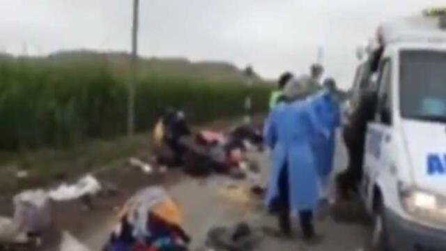 Ambulancia llegó a la zona para recoger a los heridos. Créditos: Captura video.