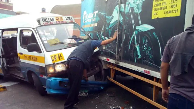 Vehículo de carga provoca accidente en plaza Dos de Mayo