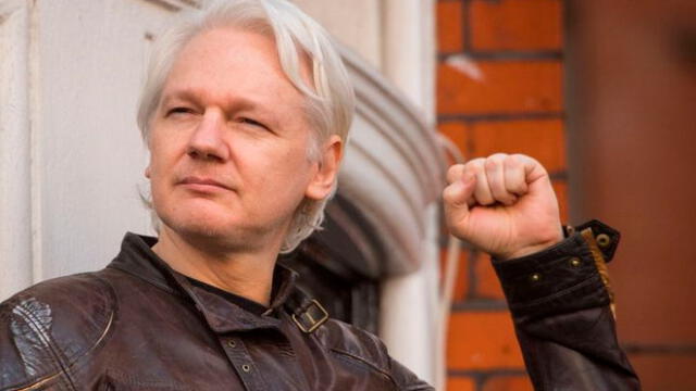 Julian Assange: ¿De qué trata el libro que sostuvo durante su captura? [VIDEO]