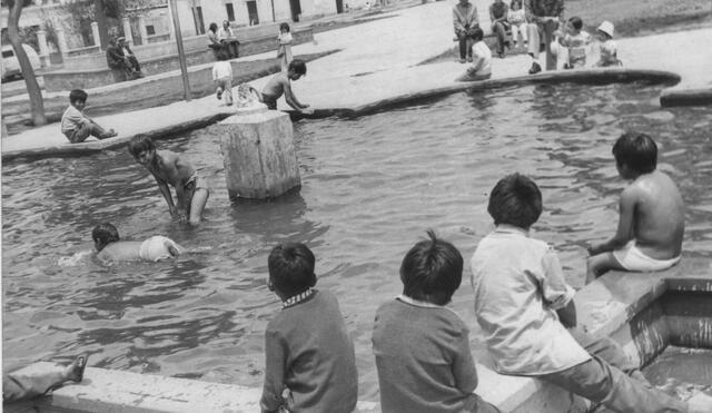 Niños se bañan y refrescan en la pileta de la Plaza Mayta Capac en Miraflores