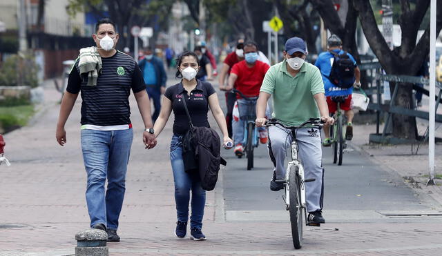 BOG600. BOGOTÁ (COLOMBIA), 13/04/2020.- Una pareja camina en una calle este lunes en Bogotá (Colombia). Una norma que restringe la circulación de personas según su sexo para actividades consideradas esenciales, como hacer mercado, comenzó a regir este lunes en Bogotá por orden de la Alcaldía con el fin de disminuir la cantidad de gente que sale de casa durante la cuarentena por el coronavirus. EFE/ Mauricio Dueñas Castañeda