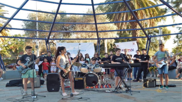 Más de 300 ciudades argentinas cantaron en simultáneo un tema de Charly García [VIDEO]