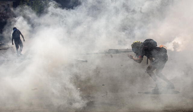 La militarización del país ha ido en aumento para tratar de controlar los desmanes violentos en los que derivó desde el pasado viernes la radicalización de la protesta ciudadana contra el alza del precio del metro. Foto: AFP.
