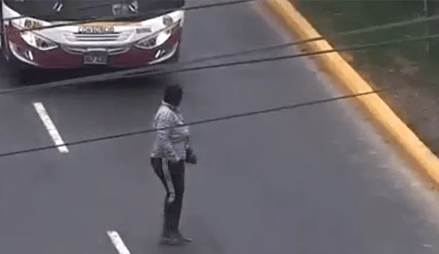 Ventanilla: trabajadora es atropellada por un bus en medio de la pista [VIDEO]