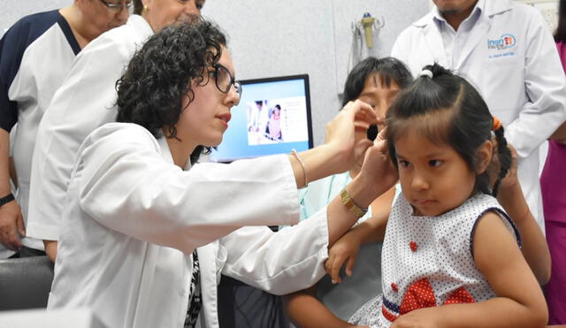 Implante coclear: niñas con sordera oyeron la voz de sus madres 