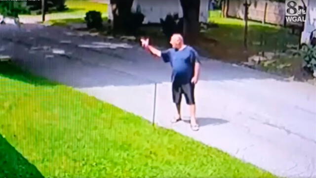 Stephen Kirchner fue captado por las cámaras de seguridad de su vecino cuando le dirigía el peculiar gesto. Captura de video: 8WGAL.