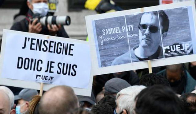 Miles de personas se reunieron el sábado 18 de octubre en la Place la République en París para rendir homenaje al maestro asesinado por un terrorista. Foto: AFP