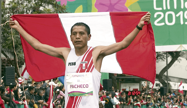 El fondista celebró la medalla de oro con la bandera nacional ante la algarabía de los peruanos que lo alentaron.