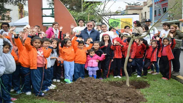 Niños celebran Día del Árbol sembrando plantas 