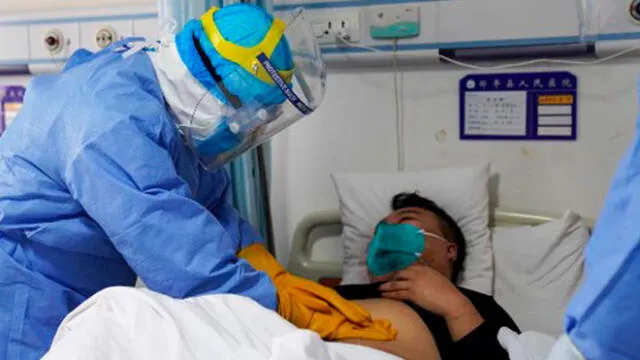 Médicos chequean a paciente por posible contagio del coronavirus. Foto: AFP.