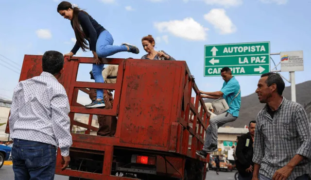 "Perreras", el peculiar medio de transporte de venezolanos ante colapso de sistema [FOTOS]