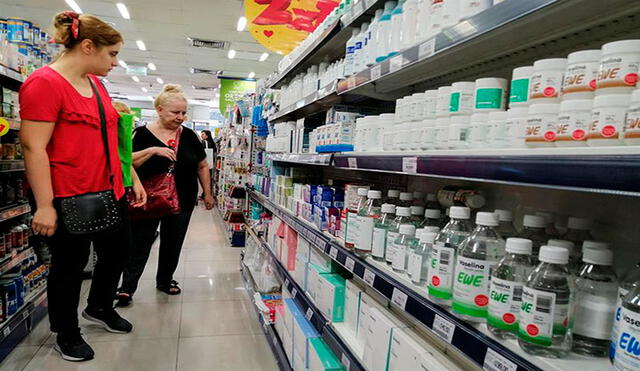 Un grupo de personas busca productos como gel, alcohol y tapabocas en una farmacia este jueves en la capital argentina. Foto: EFE